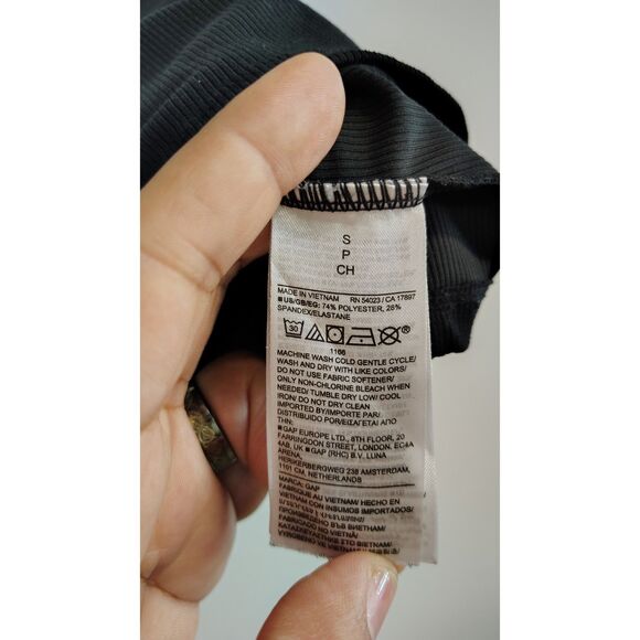 Gap Fit Women's Small Black Crop top - Picture 3 of 6